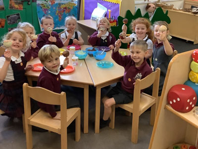 Primary school children eating lunch